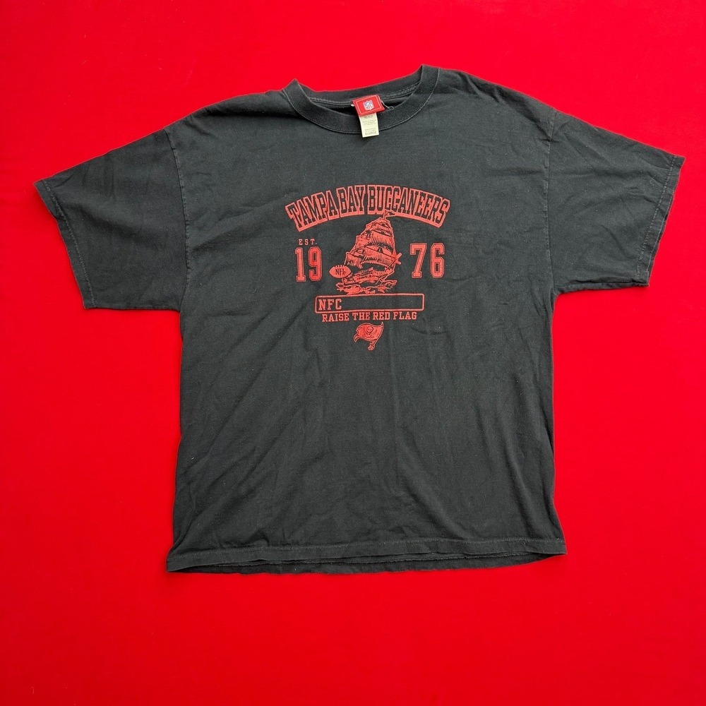 VTG Y2K Tampa Bay Buccaneers NFL T-Shirt Mens XL Black Raise The Red Flag 1976